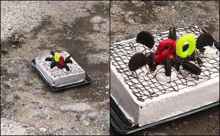 Con pastel y mañanitas, celebran “cumpleaños” número 20 de un bache en Pachuca, Hidalgo