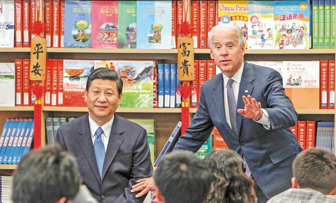 El presidente chino, Xi Jinping, con el vicepresidente de EU, Joe Biden, en febrero de 2012. Xi llega el jueves a Washington (ARCHIVO AP)