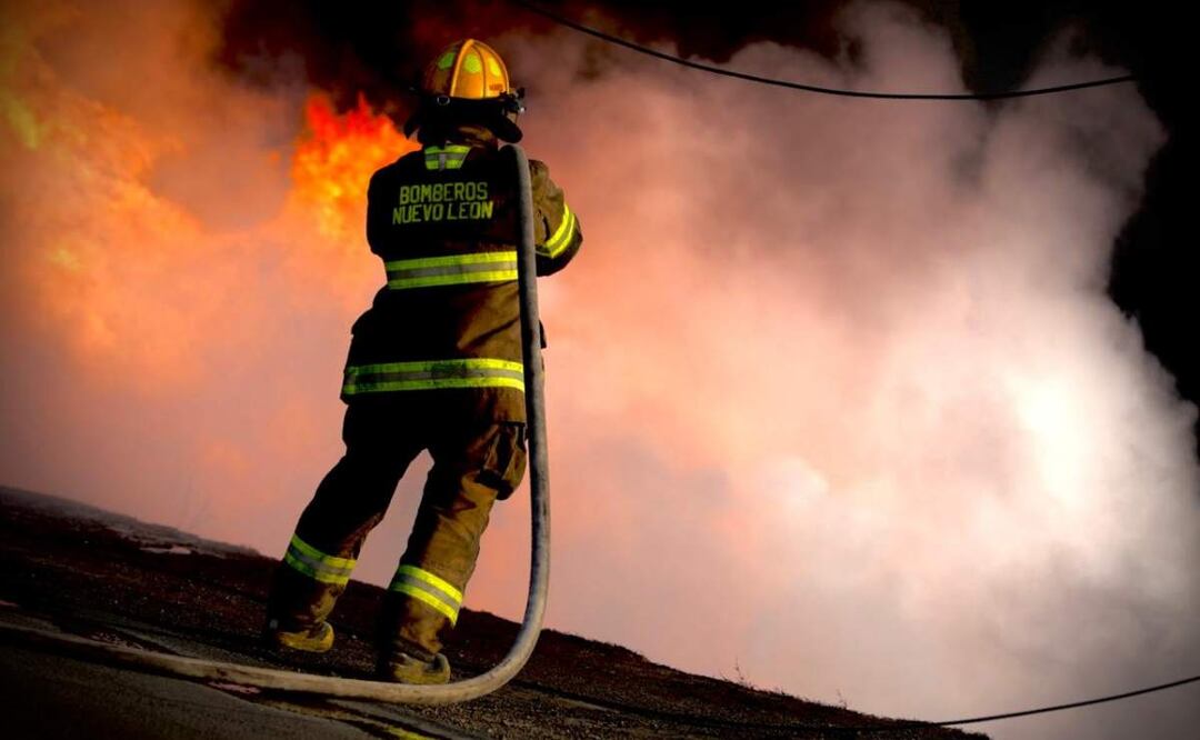 Debido a los fuertes vientos, bomberos de la entidad atendieron varios incendios en la Zona Metropolitana de Monterrey. (04/03/2025). Foto: Especial