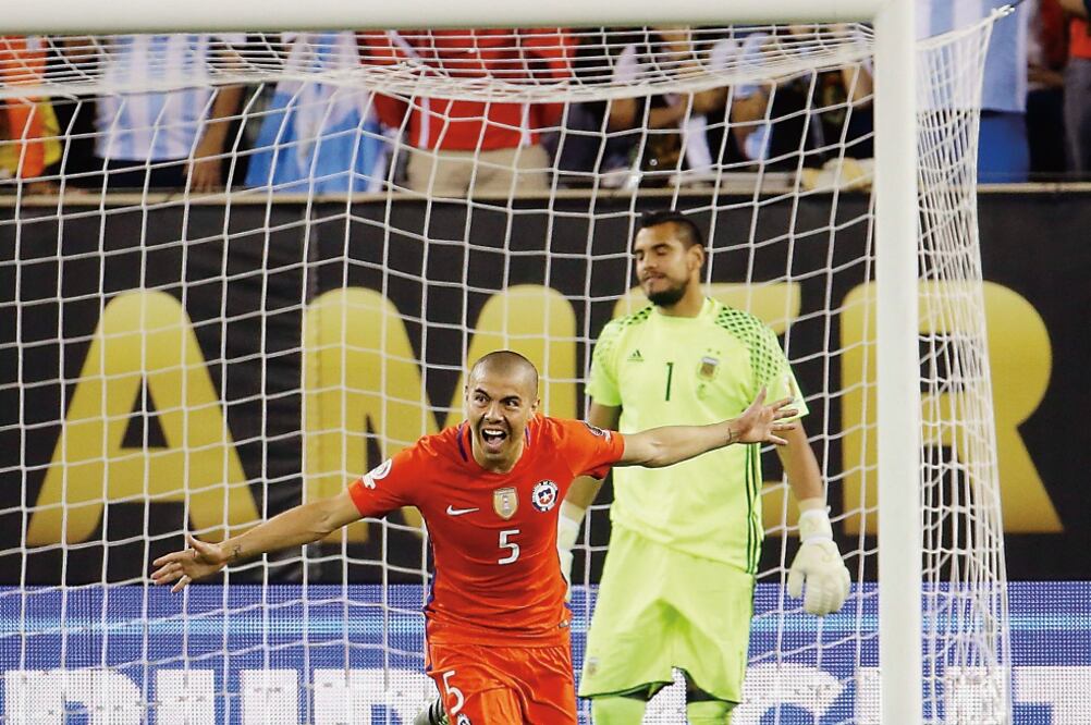 Francisco Silva (5) logró vencer al portero de Argentina, Sergio Romero, para que Chile se volviera a proclamar campeón de América (JULIO CORTEZ. AP)