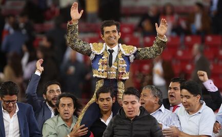 Joselito Adame sale en hombros