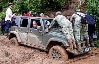 Dan reporte de daños a AMLO, en camino a zona afectada