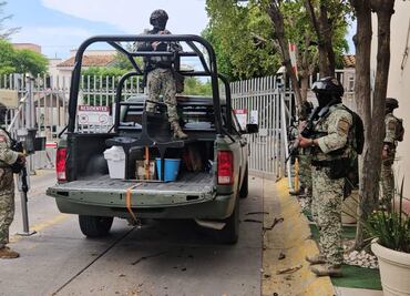 Militares resguardan 3 viviendas con arsenal en Culiacán; descubren túnel que conecta dos inmuebles