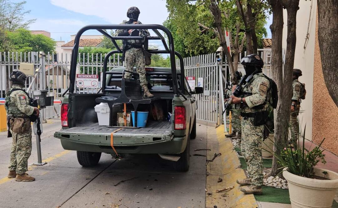 Personal militar vigila el conjunto residencial privado “Santa Margarita” ubicado en Culiacán, Sinaloa y donde fue hallado arsenal y un túnel (24/06/2025). Foto: Cortesía