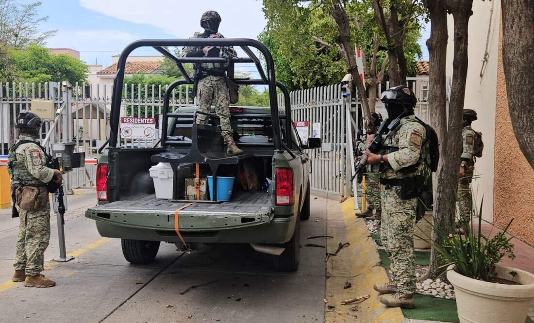 Personal militar vigila el conjunto residencial privado “Santa Margarita” ubicado en Culiacán, Sinaloa y donde fue hallado arsenal y un túnel (24/06/2025). Foto: Cortesía
