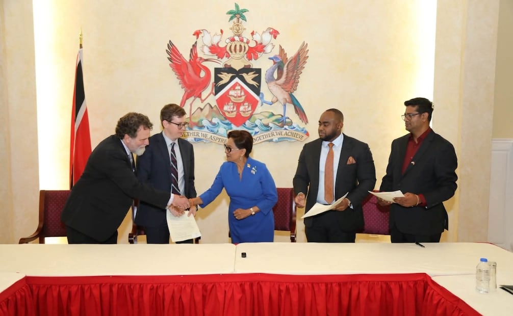 La primera ministra de Trinidad y Tobago, Kamla Persad-Bissessar, participa en la firma de los acuerdos con empresas estadounidenses para impulsar proyectos de centros de datos e infraestructura de inteligencia artificial (11/07/2026). Foto: @PM_Kamla