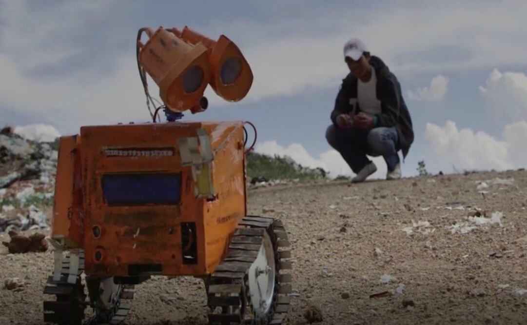 Un joven de 17 años ganó una olimpiada estudiantil en Bolivia al presentar un robot parecido al personaje de Disney Wall-E, hecho exclusivamente con basura