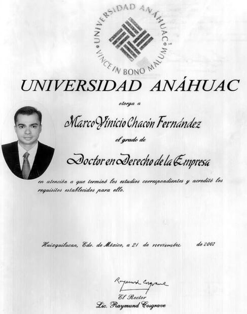 Marco Chacón muestra su título como doctor en derecho en su cuenta de Instagram.
Foto: Instagram, vía @marcho_chacónf