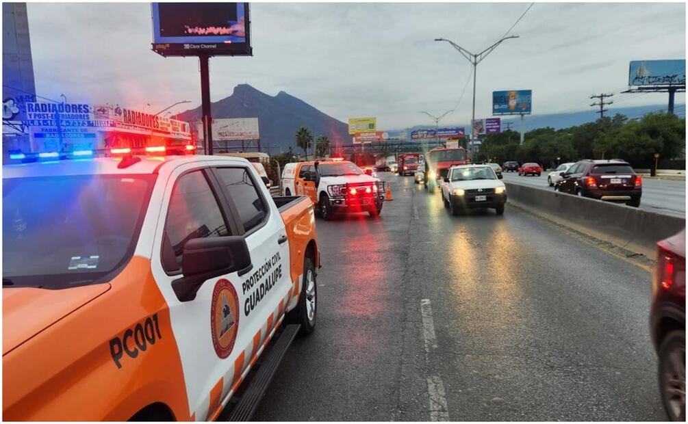 Protección Civil estatal acudió al lugar para auxiliar a los 10 pasajeros heridos en Nuevo León (29/11/2024). Foto: Especial