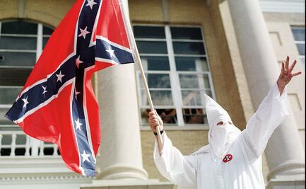 Investigan a hombre que entró a tienda de EU con capucha del KKK