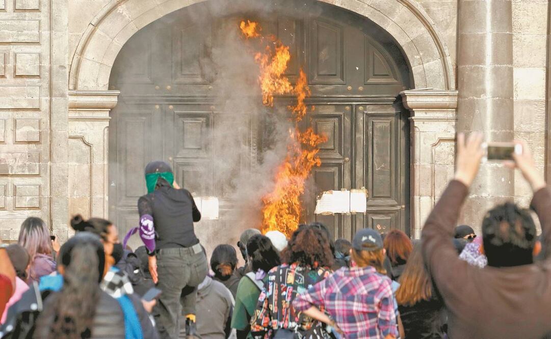 Feministas prenden fuego a templos e inmuebles de gobierno durante manifestaciones en Toluca. Foto: Jorge Alvarado. EL UNIVERSAL