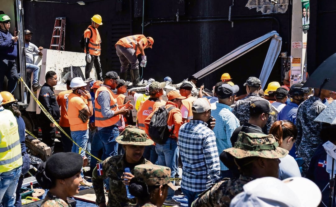 Personal de Defensa Civil y bomberos buscan sobrevivientes entre los escombros del club nocturno Jet Set tras el derrumbe de su techo, en Santo Domingo. Foto: AFP/Archivo
