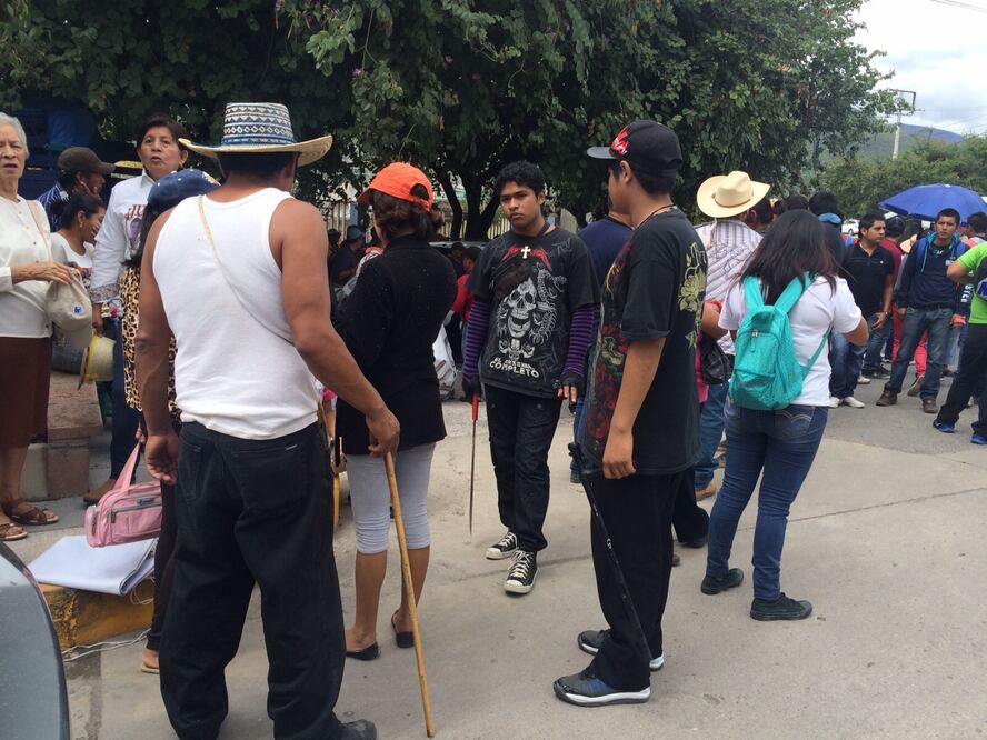 Algunos de los manifestantes portan machetes y bastones (Carlos Arrieta/ EL UNIVERSAL)