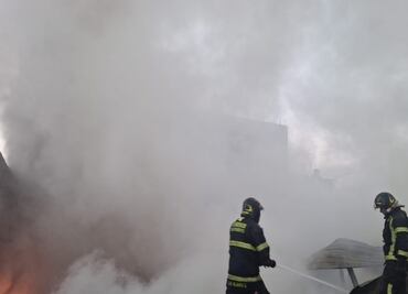 Se registra incendio en bodega de llantas en Tláhuac; bomberos controlan el fuego tras cuatro horas de trabajo