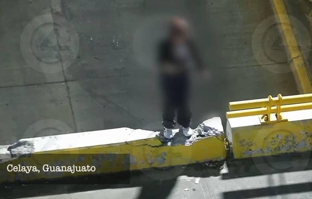 Policía de Celaya evita que mujer se lanzara de un puente peatonal. Foto: Especial