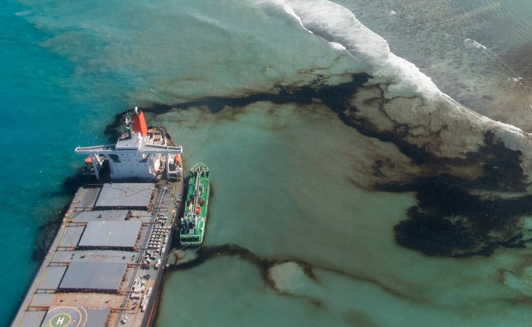 El barco derramó petróleo. Imagen AFP