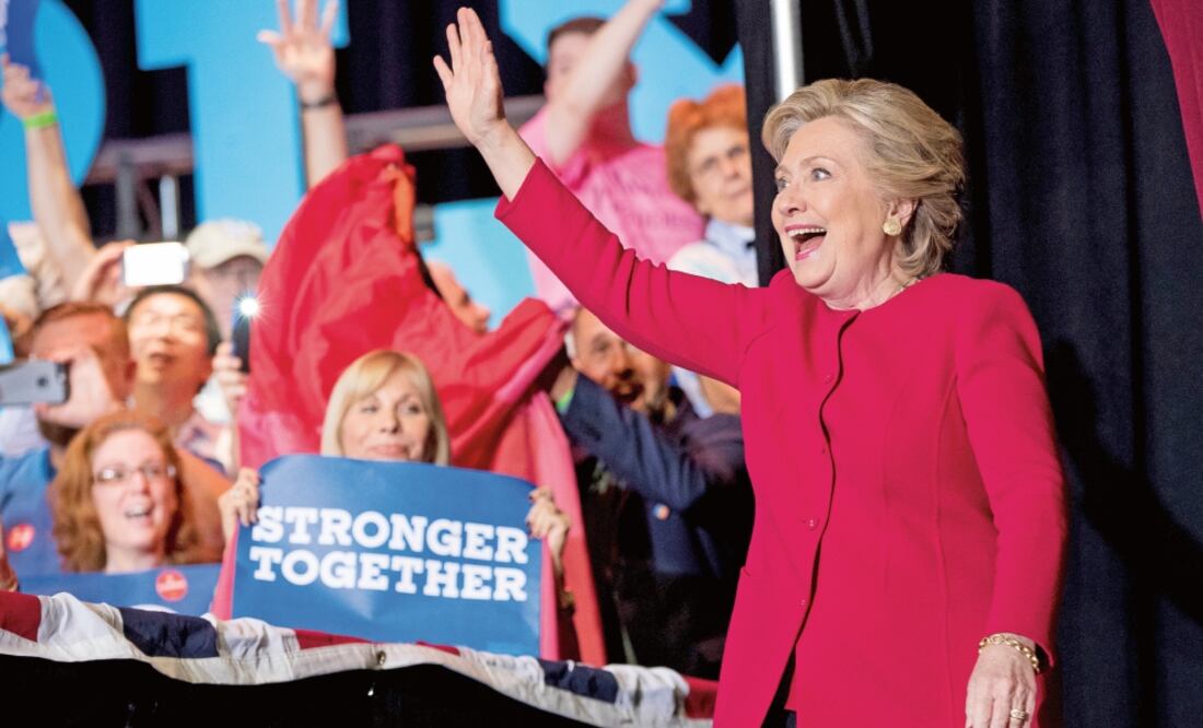 La candidata presidencial demócrata, Hillary Clinton, ayer, durante un mitin en el Colegio Broward, en Coconut Creek, Florida (ANDREW HARNIK. AP)