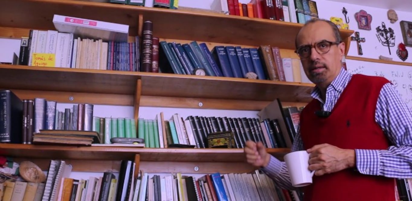 Doctor en Filosofía por la Universidad de Navarra, Héctor Zagal es autor de novelas como La venganza de Sor Juana (2007) e Imperio (2009), además del reciente ensayo Barroco: nepantla y la razón oscilante (2026) Crédito: Secretaria de Cultura