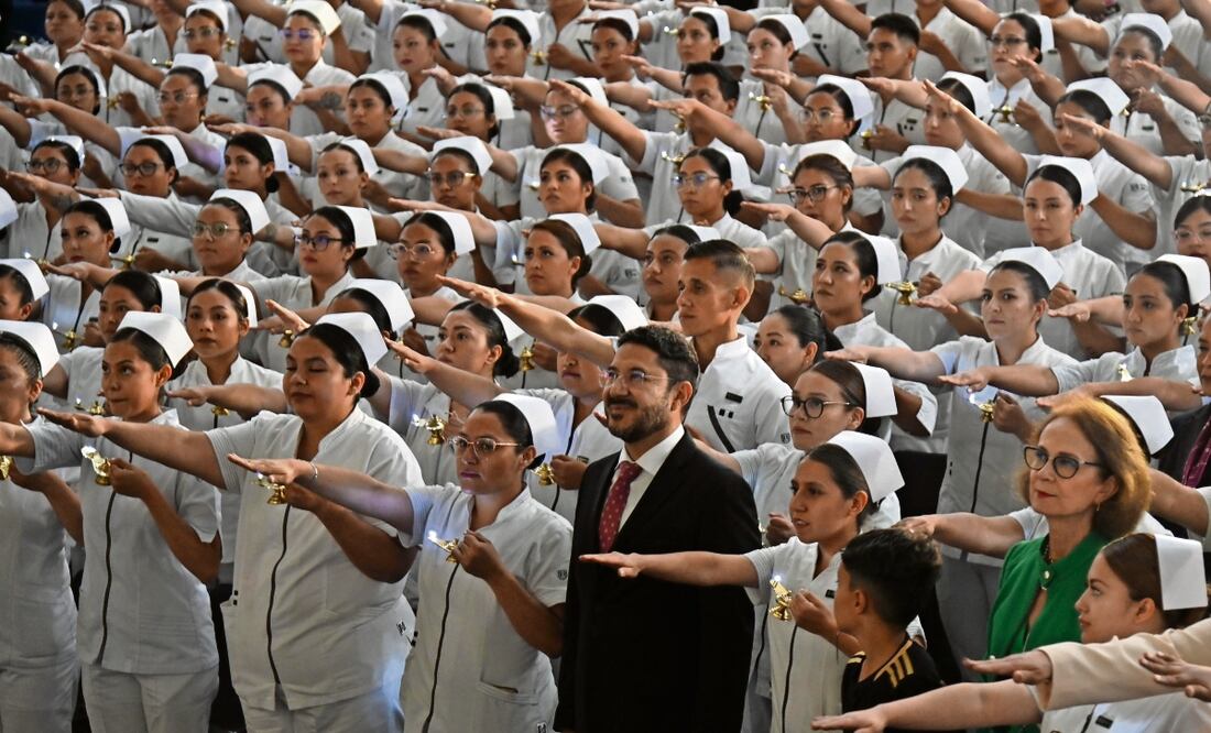 El jefe de Gobierno reconoció el esfuerzo de los estudiantes. Foto Especial