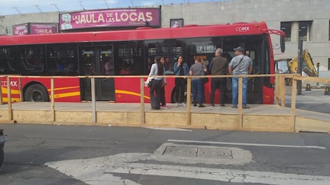 Por obras, improvisan estación de madera en Línea 4 del Metrobús