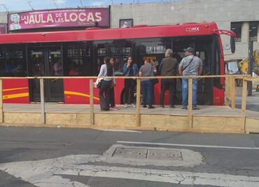Por obras, improvisan estación de madera en Línea 4 del Metrobús