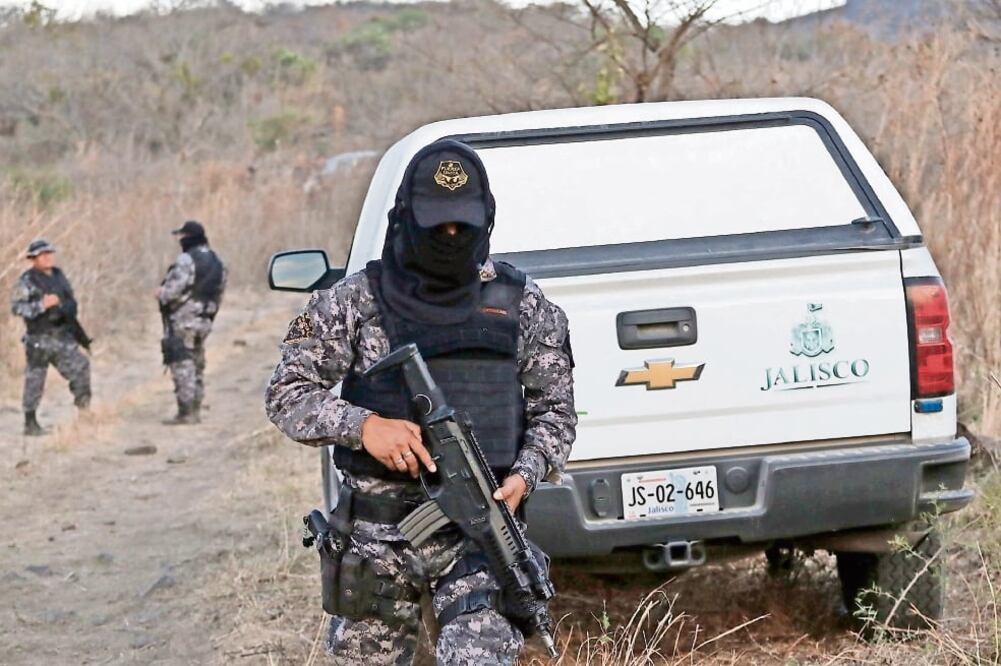 En la región se desplegó un fuerte operativo de búsqueda, mientras peritos del Instituto Jalisciense de Ciencias Forenses se encargaron de procesar la escena del enfrentamiento y levantar los cuerpos (ALBERTO MENDOZA. EL UNIVERSAL)