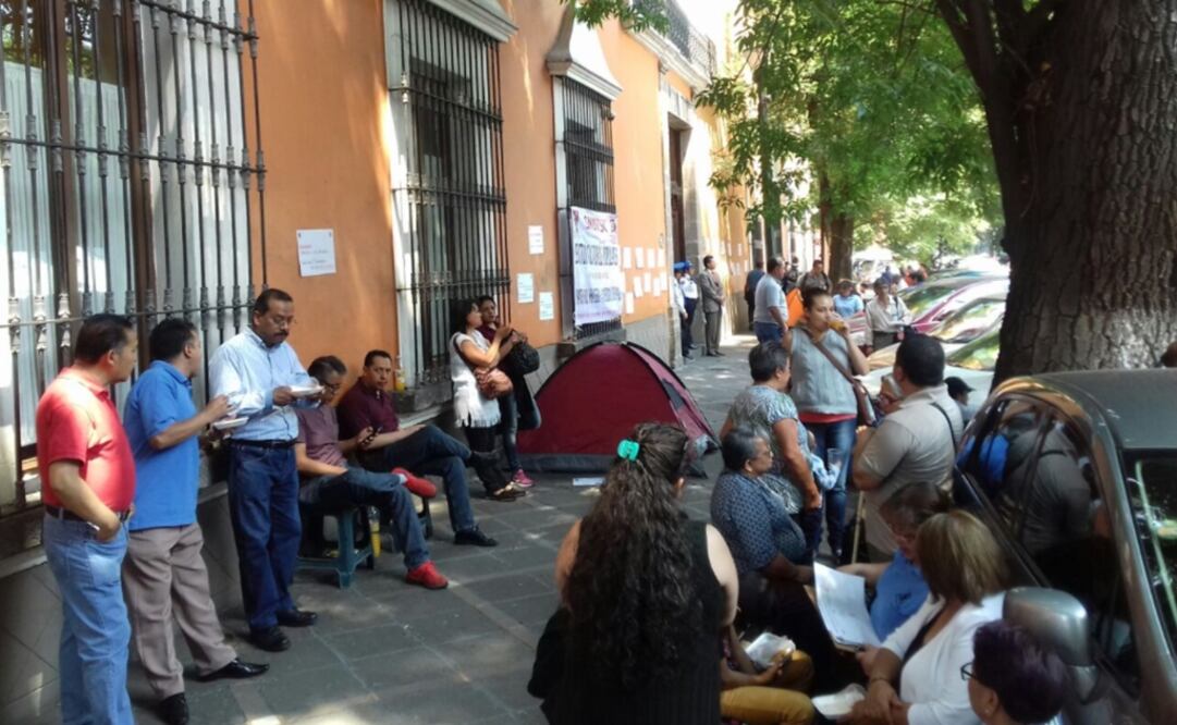 Trabajadores sindicalizados tomaron la calle donde se ubica la sede de la Secretaría de Cultura. Foto: Especial