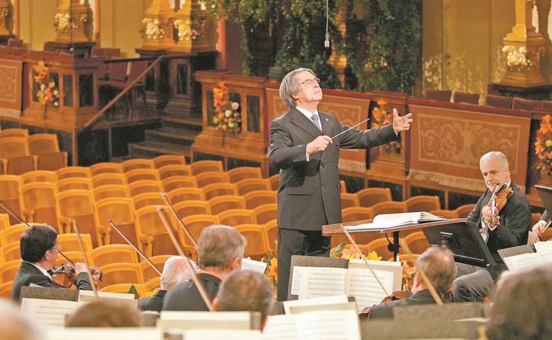 Con su sexto Concierto de Año Nuevo, Riccardo Muti, de 79 años, se ha convertido en el director vivo que más veces ha llevado la batuta del recital, con la Filarmónica de Viena. Foto: Roman Zach-Kiesling. AFP
