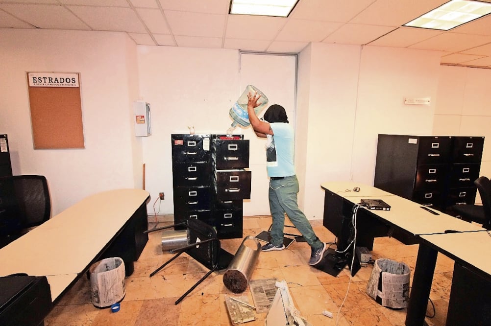 Docentes cortaron las cadenas de la puerta principal del inmueble e ingresaron a las oficinas, la biblioteca y al salón de sesiones donde rompieron cristales, sillas, cámaras de vigilancia y computadoras, entre otros. / ANWAR DELGADO. EL UNIVERSAL