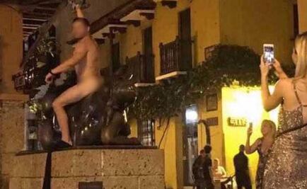 Indigna turista desnudo sobre escultura de Botero