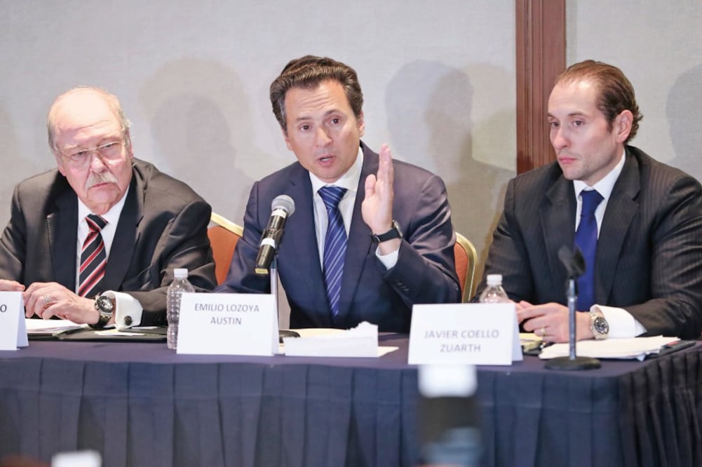 El abogado defensor y ex Fiscal de Hierro de la PGR, Javier Coello Trejo; Emilio Lozoya Austin, y Javier Coello Zuarth, aseguraron en conferencia de prensa que no existe ni una prueba que involucre al ex director de Pemex (FOTOS: ARIEL OJEDA. EL UNIVERSA)