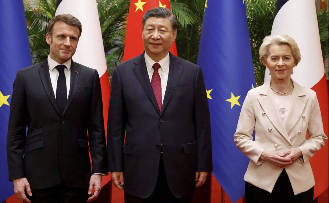 El presidente de China, Xi Jinping, su homólogo francés, Emmanuel Macron, y la presidenta de la Comisión Europea, Ursula von der Leyen se reunieron en Beijing. Foto: AP