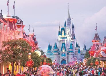 Empleados de Disney se oponen tras cambio de título de “hada madrina” por términos inclusivos