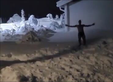 Zlatan Ibrahimovic reta al frío y se avienta semidesnudo a la nieve