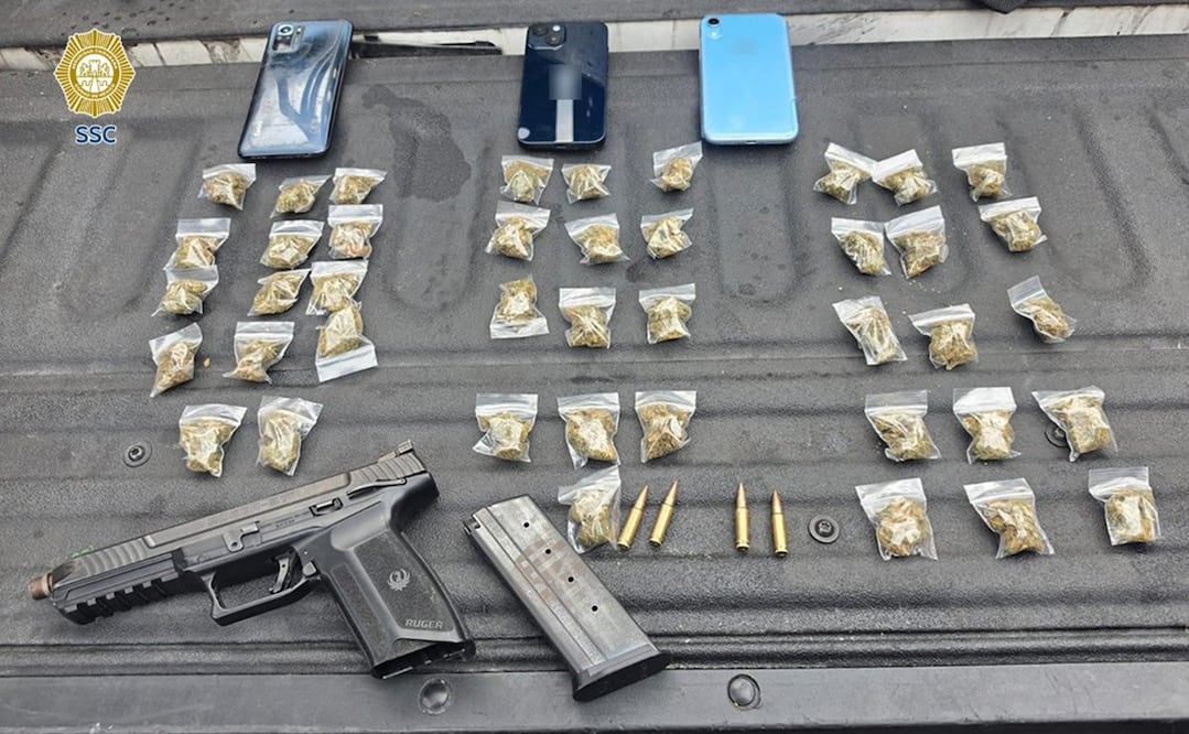 Les hallaron las 42 bolsas con la yerba y el arma de fuego abastecida con cuatro cartuchos. Foto: Secretaría de Seguridad Ciudadana