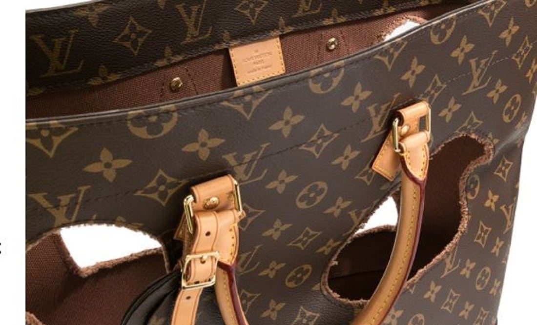 El bolso de LV es una colaboración con la marca japonesa Comme Des Garcons. (farfetch.com)