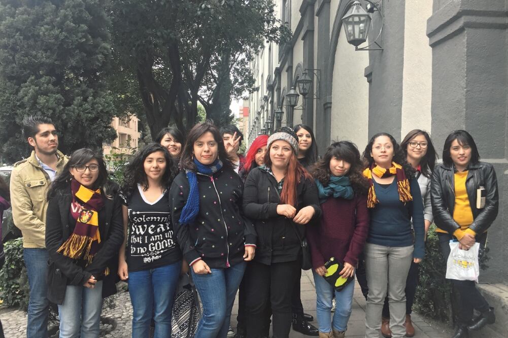 Las seguidores llevaban prendas de la saga de Harry Potter (CRISTINA PINEDA. EL UNIVERSAL)