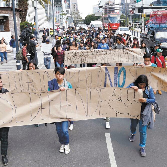 La manifestación para entregar el pliego petitorio en la Recoría de la UNAM salió a las 12:00 horas del Metrobús Félix Cuevas y caminaron por Insurgentes. (AGUSTÍN SALAS. EL UNIVERSAL)