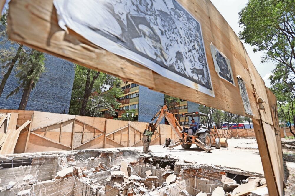 El retiro de los cimientos, que arrancó ayer, tendrá una duración de entre mes y medio y dos meses (BERENICE FREGOSO. EL UNIVERSAL)