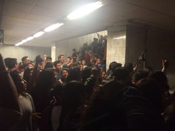 Alumnos se movilizan a Zacatenco; van en Metro