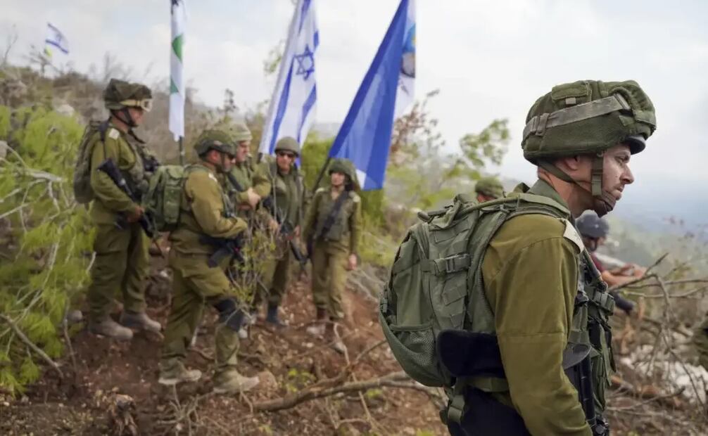 Según Netanyahu Según Netanyahu, los jefes de la cúpula de seguridad temían que, de haberle avisado a tiempo, habría ordenado movilizar de inmediato al Ejército y disparar contra quien se acercara a la valla fronteriza. Foto: EFE