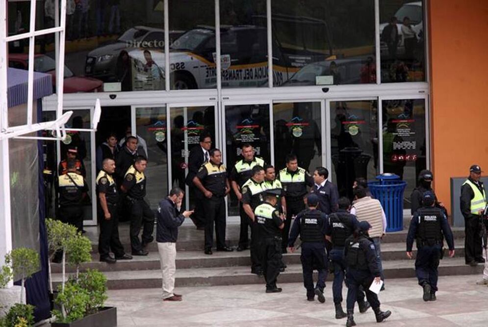 En circunstancias aún sin esclarecer, al menos tres personas perdieron la vida durante una balacera registrada en el centro comercial Plaza Outlet del municipio de Lerma