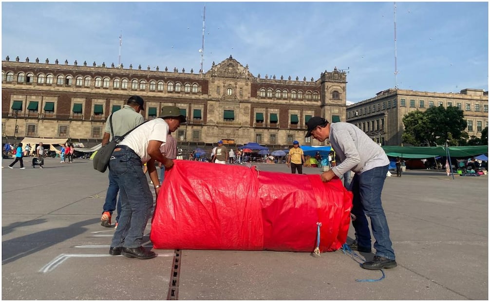 Maestros de la CNTE que mantenían un plantón en el zócalo, comienzan a retirar sus casas de campaña. Foto: Valente Rosas/EL UNIVERSAL