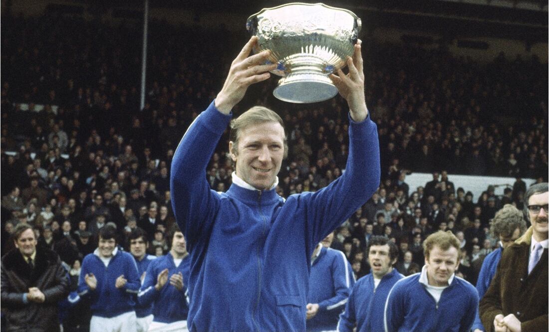 Charlton, internacional con Inglaterra en 35 ocasiones, también marcó 96 goles con el Leeds. FOTO: @LUFC