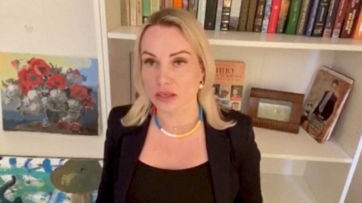 Marina Ovsyannikova compareció el martes ante un tribunal con su abogado Anton Gashinsky. Foto: BBC