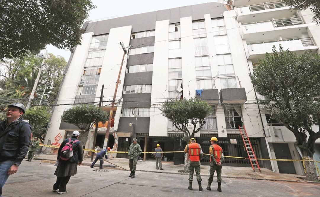 Edificio dañado por sismo en la calle Nicolas San Juan 304, en la CDMX. (LUIS CORTES EL UNIVERSAL)