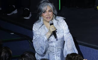 Verónica Castro reaparece, con tanque de oxígeno, en la graduación de su hijo, Cristian