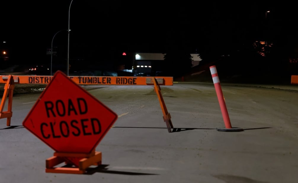Una calle cerrada cerca de la Escuela Secundaria Tumbler Ridge, en la Columbia Británica, Canadá, el 11 de febrero de 2026, un día despúes de un tiroteo que dejó siete muertos. (11/02/26) Foto: AP