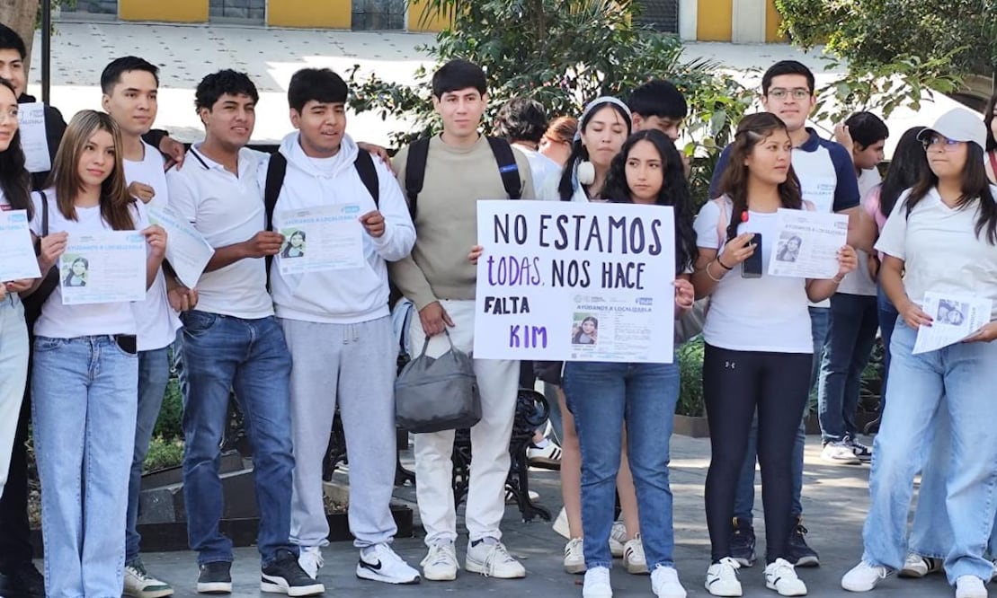 Amigos y compañeros de Kimberly de la Facultad de Contaduría de la UAEM protestaron en la explanada de Plaza de Armas en Cuernavaca. Foto: Especial