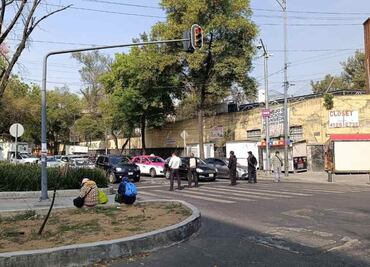 Policías de Investigación bloquean circulación en Avenida Fray Servando; exigen pago de su aguinaldo